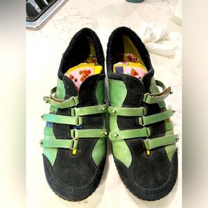 Green and Black leather walking shoes made in Brazil. M by Morenatom. Preloved.
